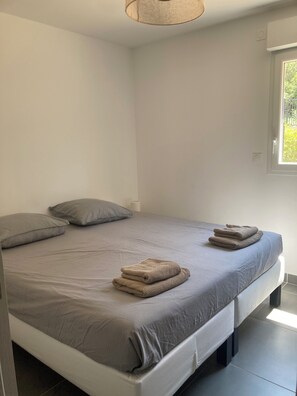 2 habitaciones, tabla de planchar con plancha, wifi y ropa de cama 