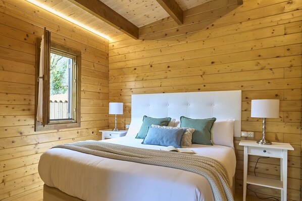 2 bedrooms, travel cot, WiFi, bed sheets