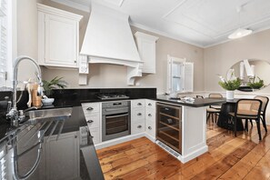 Mikrowelle, Herdplatte, Geschirrspüler