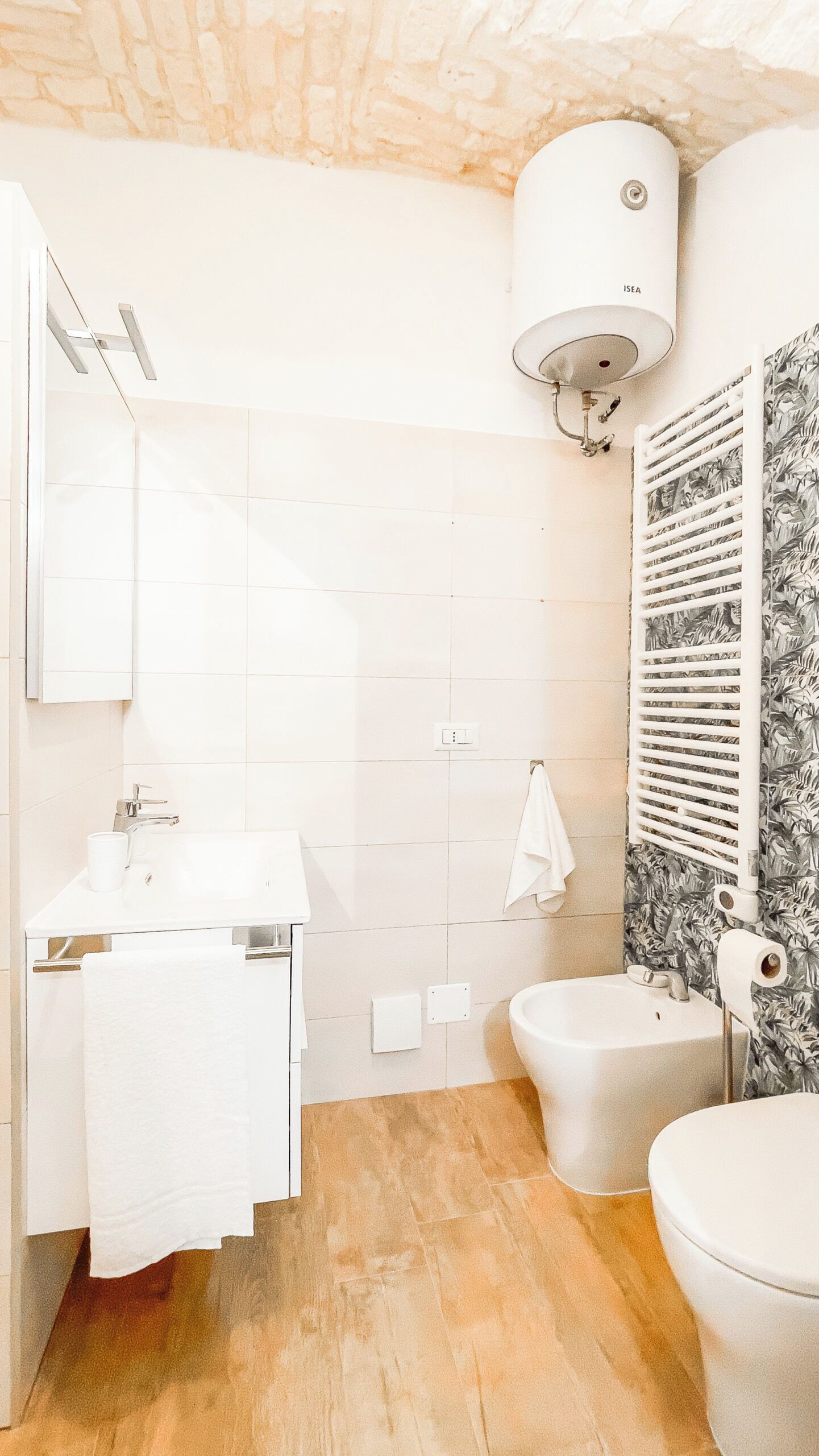 Een douche, een haardroger, een bidet, handdoeken