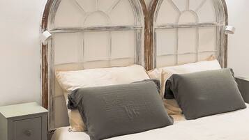 Tabla de planchar con plancha, wifi y ropa de cama
