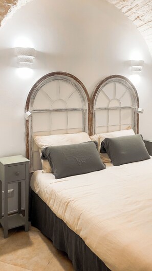 Tabla de planchar con plancha, wifi y ropa de cama