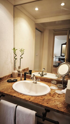 Separate bathtub and shower, hydromassage showerhead, hair dryer - STRAVINSKY Apartments Avignon (Avignon)