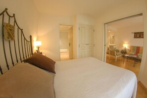 Appartement avec Patio Deluxe | Free minibar, in-room safe, individually furnished, desk