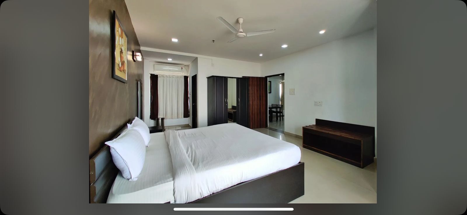 デスク、ノートパソコン用作業スペース、WiFi (無料)、ベッドシーツ