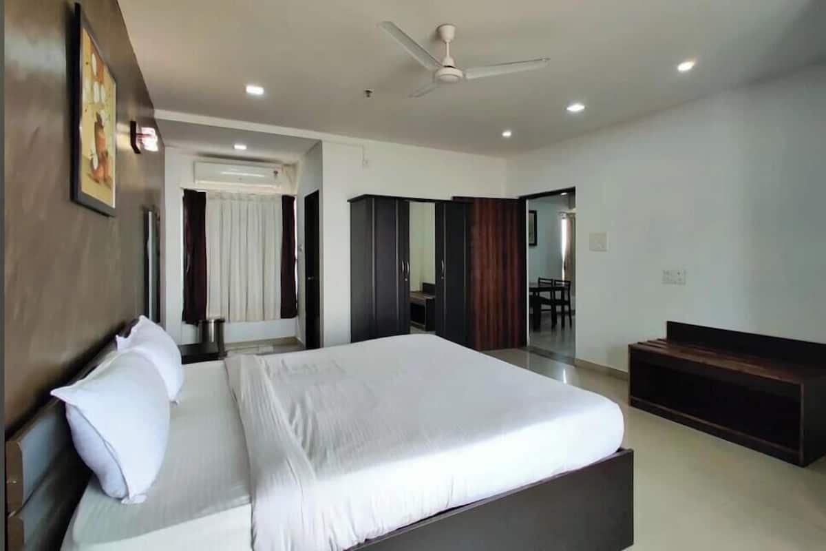 Desk, laptop workspace, free WiFi, bed sheets