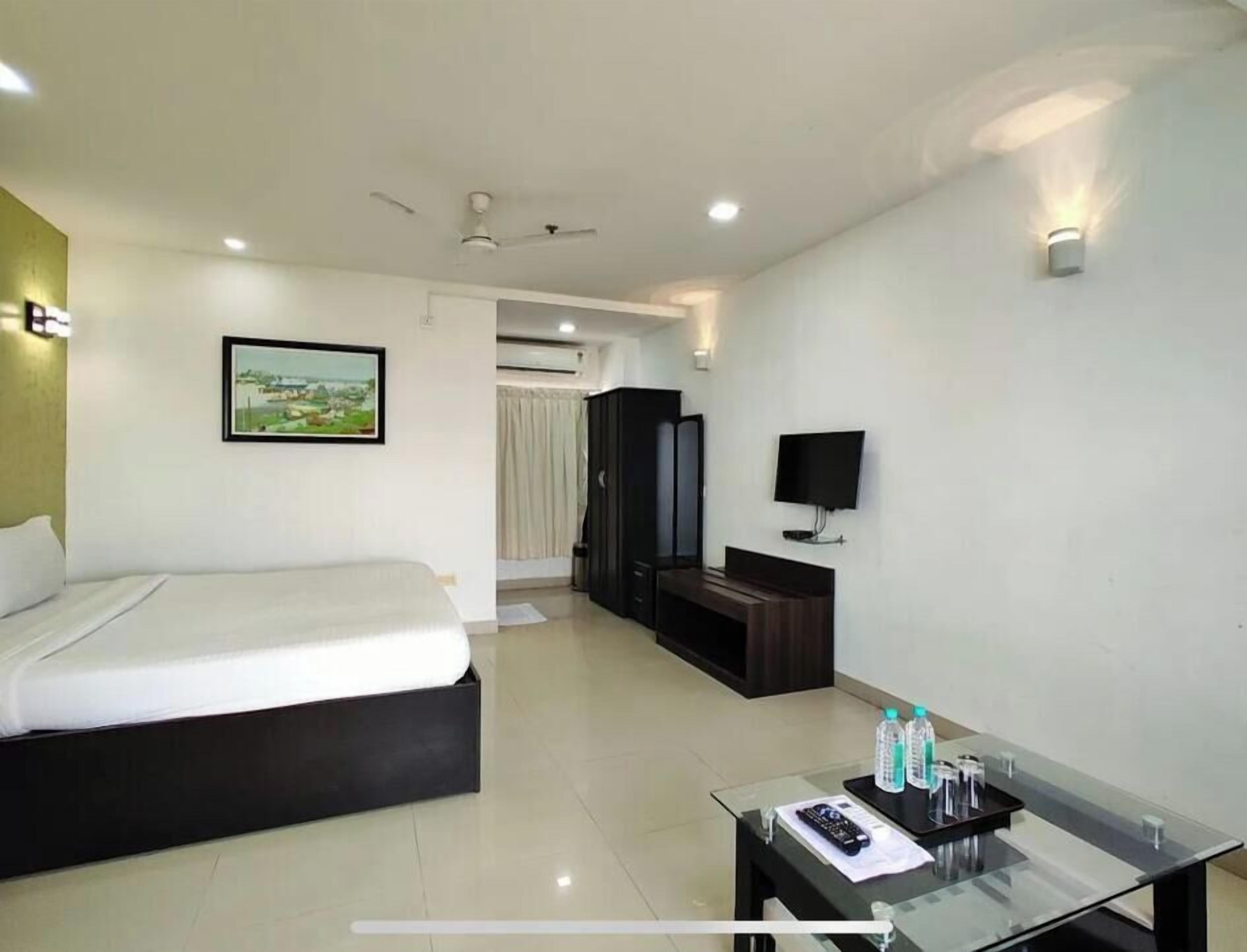 Schreibtisch, laptopgeeigneter Arbeitsplatz, kostenloses WLAN