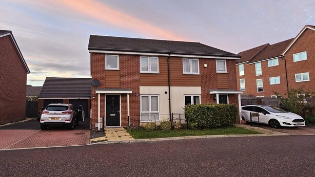 A residential area with two-story houses, a driveway, and parked cars. - Cozy Corner For You ! (Newcastle-upon-Tyne)