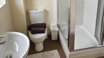 House, 3 Bedrooms, Patio | Bathroom amenities