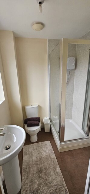 Casa, 3 quartos, varanda | Comodidades do banheiro