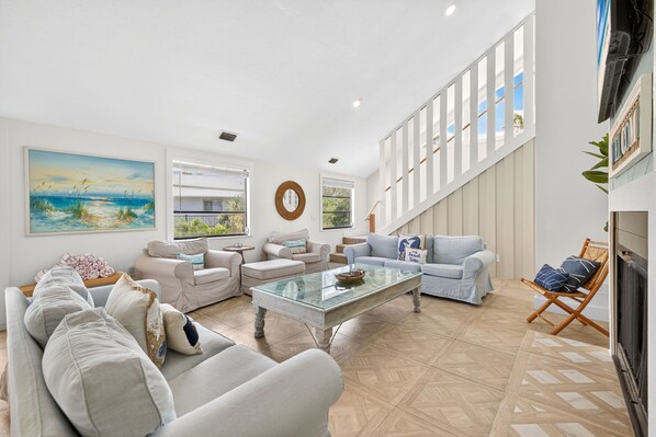 TV - Entire Villa Nature View-Heated Pool/Block to Sand (Fort Myers Beach)