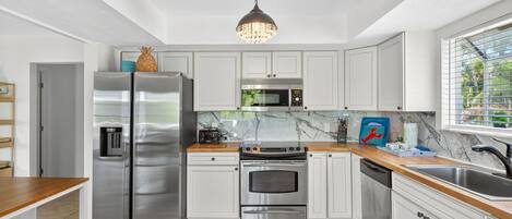 Geladeira, micro-ondas, fogão, cooktop