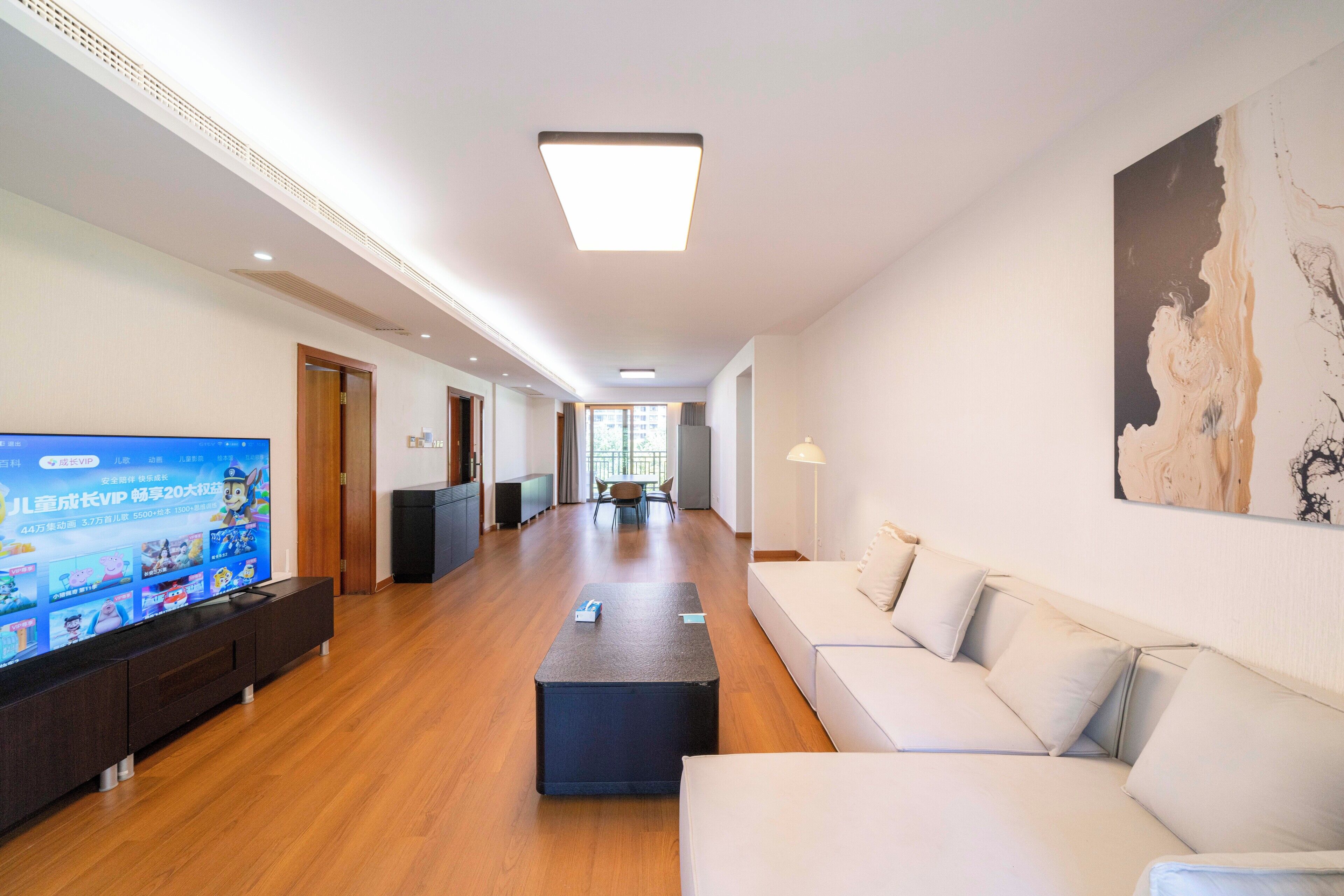 Departamento, 3 habitaciones, cocina, vista a la ciudad | Sala de estar | Smart TV de 55 pulgadas con canales por cable 