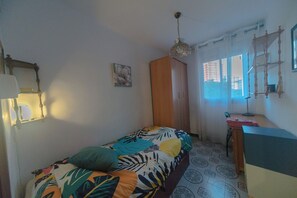 2 makuuhuonetta, silitysrauta/-lauta, Wi-Fi, vuodevaatteet