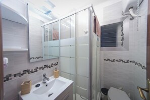 Sèche-cheveux, serviettes fournies, savon, papier toilette