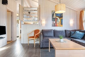 TV, peis, DVD-spiller og stereoanlegg