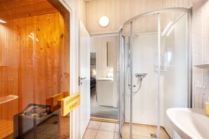 Dusche, kostenlose Toilettenartikel, Haartrockner, Handtücher