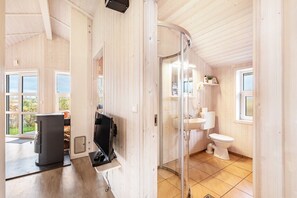 Dusche, kostenlose Toilettenartikel, Haartrockner, HandtĂŒcher