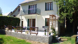 A two-story house with a balcony, a garden, and a small shed. - quietude (Murol)
