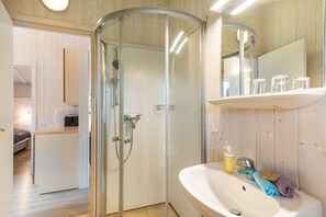 Een douche, gratis toiletartikelen, een haardroger, handdoeken