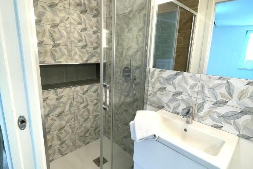 Suihku, hiustenkuivaaja, pyyhkeet, saippua