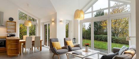 Fernseher, Kamin, DVD-Player, Stereoanlage