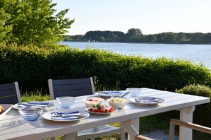 Outdoor dining - Holiday Home 'Schwanenuferhaus' with Sea View, Private Terrace and Wi-Fi (Kosel)