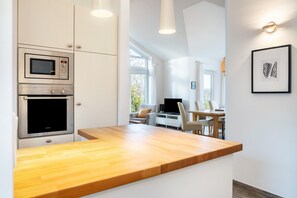 Kylskåp, mikrovågsugn, ugn och spishäll