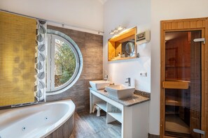 Douche, sèche-cheveux, serviettes fournies