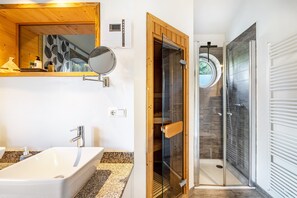 Een douche, een haardroger, handdoeken