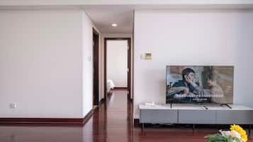 Apartemen Superior, 2 kamar tidur, dapur, pemandangan kota | Ruang keluarga | Smart TV 55-inci dengan saluran TV kabel