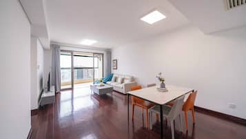 Apartemen Superior, 2 kamar tidur, dapur, pemandangan kota | Ruang keluarga | Smart TV 55-inci dengan saluran TV kabel