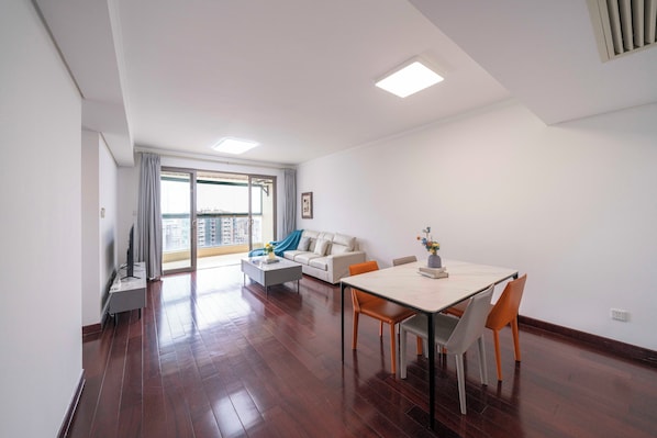Departamento superior, 2 habitaciones, cocina, vista a la ciudad | Sala de estar