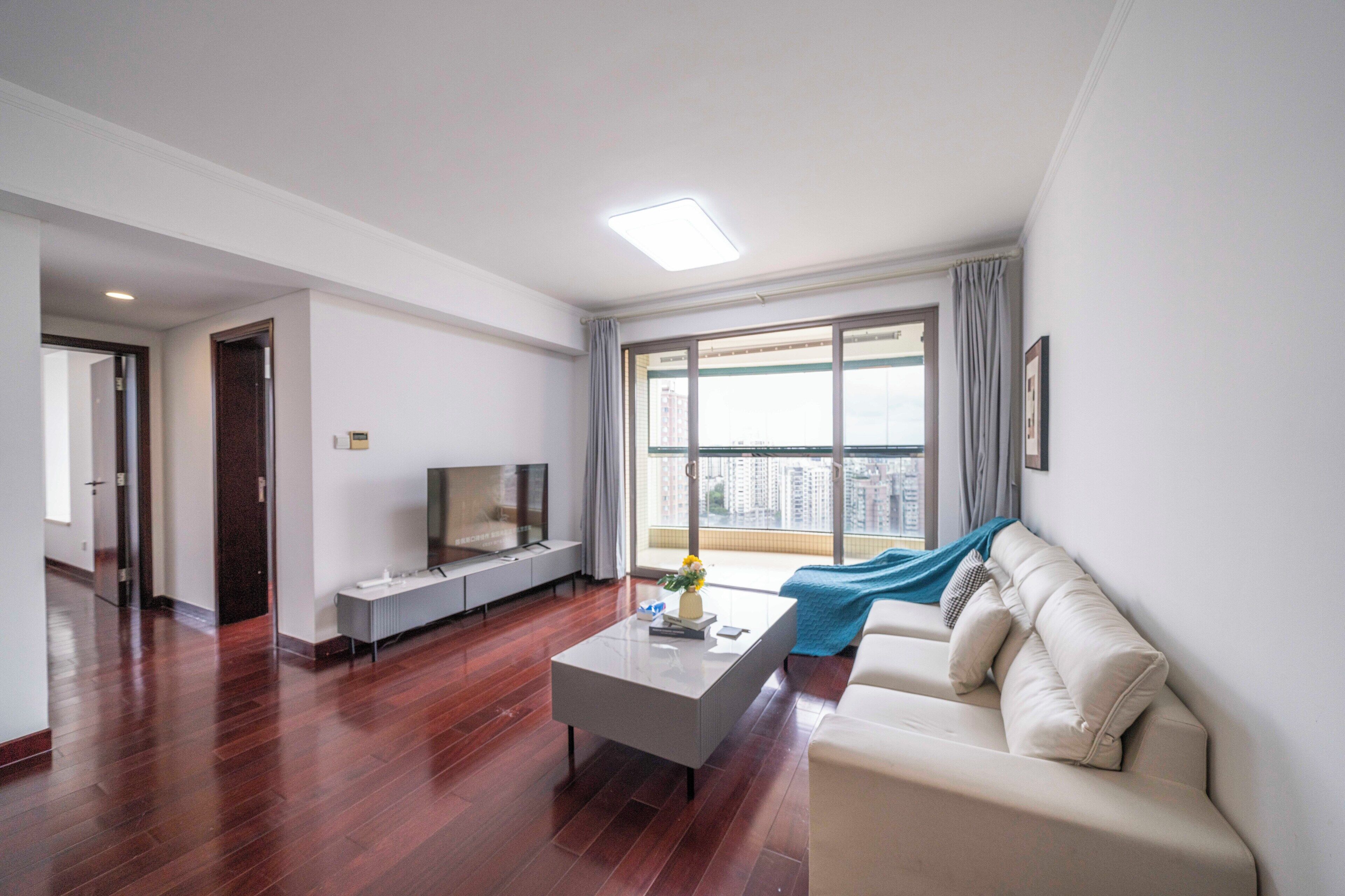 Leilighet – superior, 2 soverom, kjøkken, byutsikt | Oppholdsrom | En 55-tommers smart-TV med kabel-kanaler