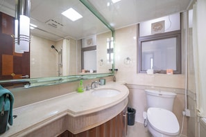 Departamento superior, 2 habitaciones, cocina, vista a la ciudad | Baño