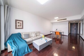 Superior appartement, 2 slaapkamers, keuken, uitzicht op stad | Woonkamer | Een 55-inch smart-tv met kabelzenders