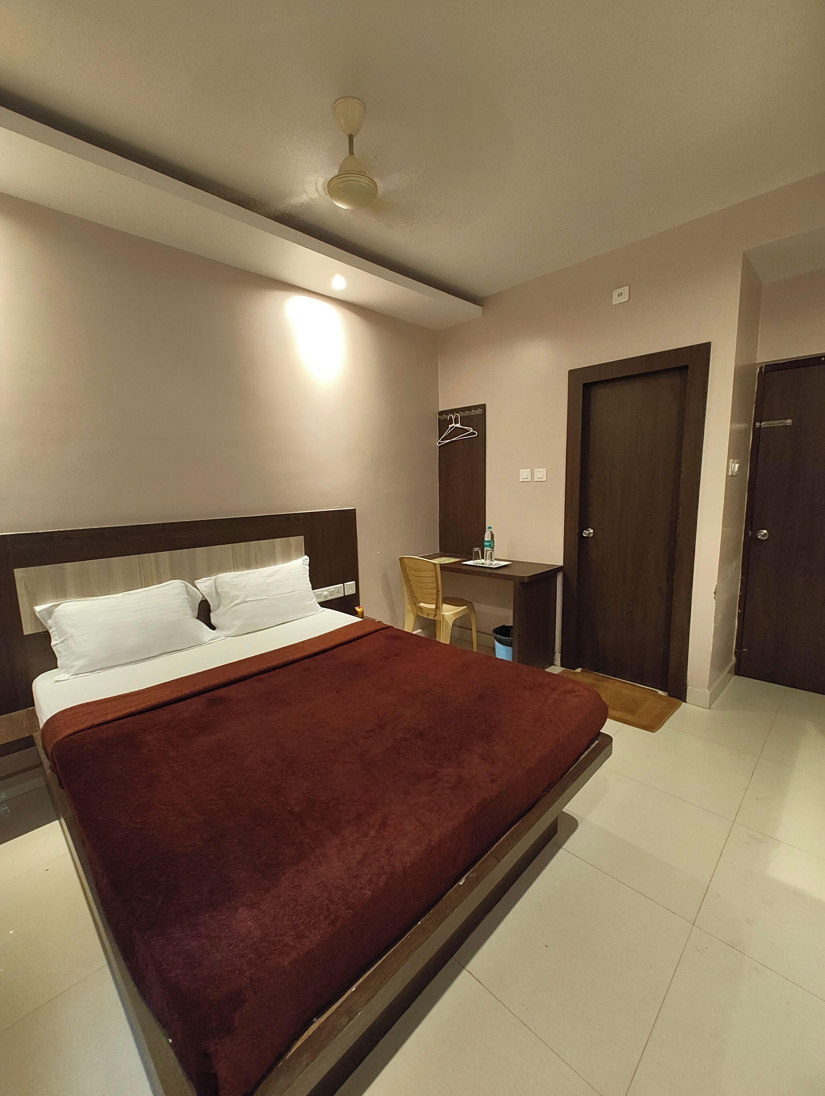 Roba de llit hipoal·lergògena, escriptori i wifi gratuïta 