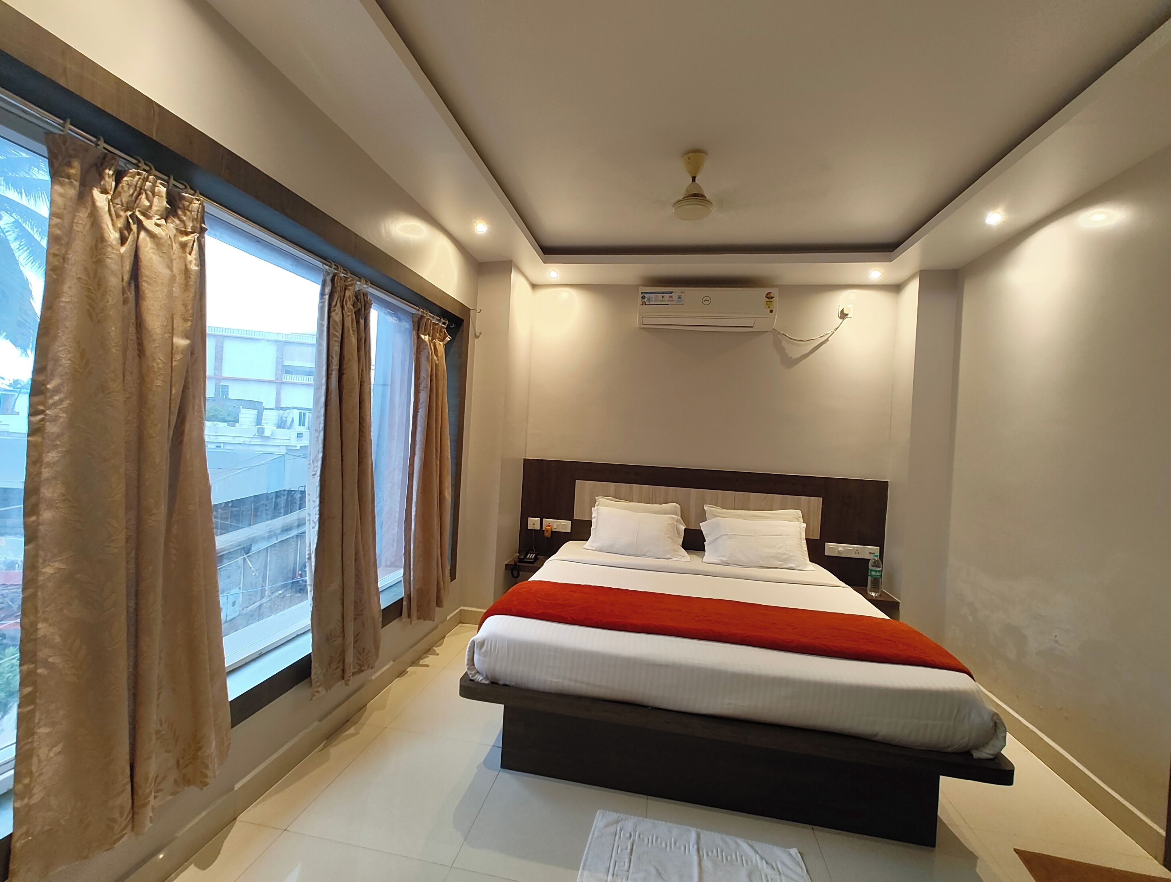 Habitació doble Deluxe, aire condicionat | Roba de llit hipoal·lergògena, escriptori i wifi gratuïta 