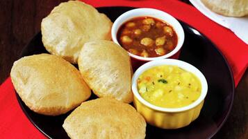 Desayuno buffet diario (INR 120 por persona)