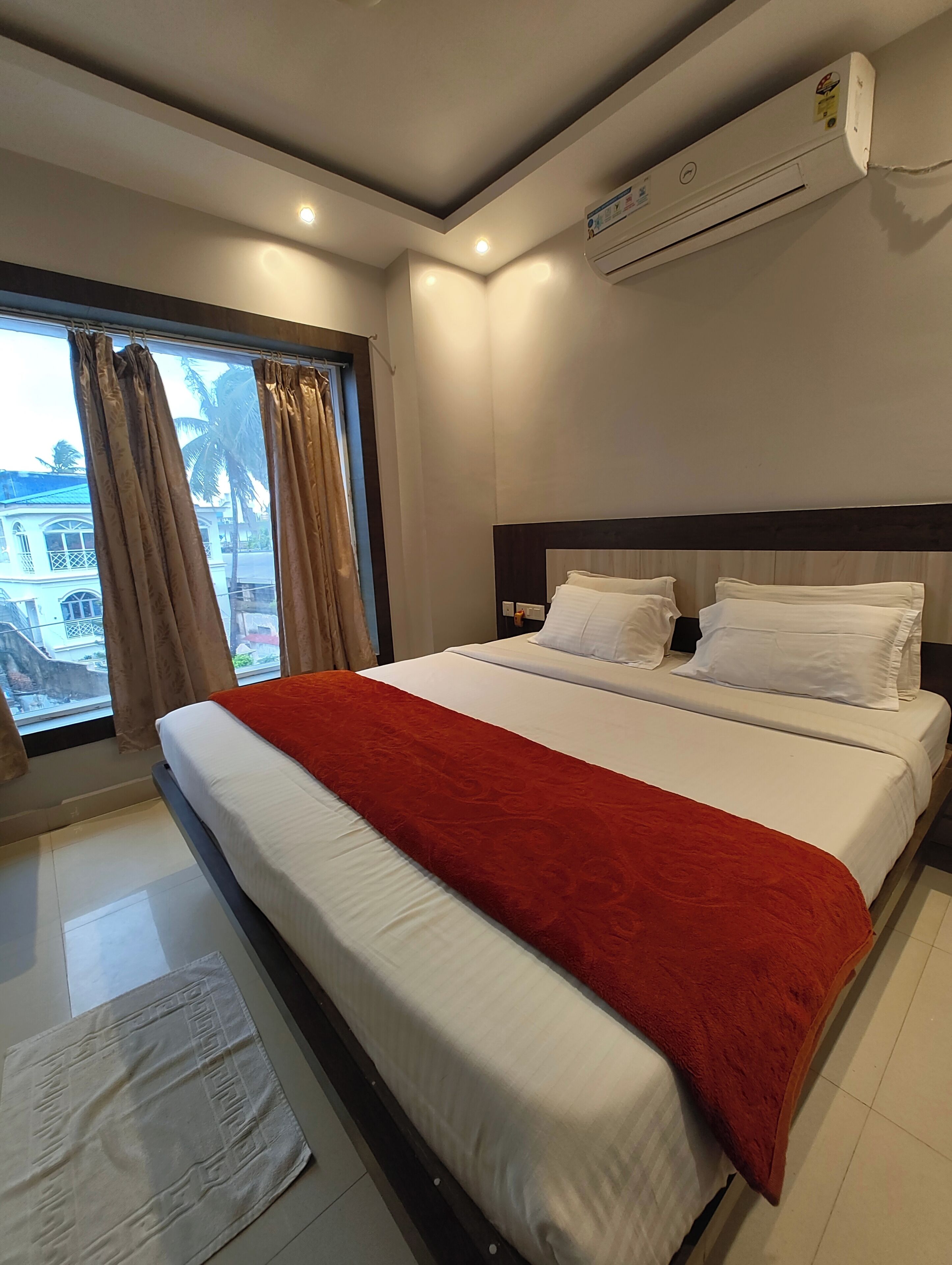 Deluxe Double Room, Air conditioning | Hypo-allergenic bedding, desk, soundproofing, free WiFi