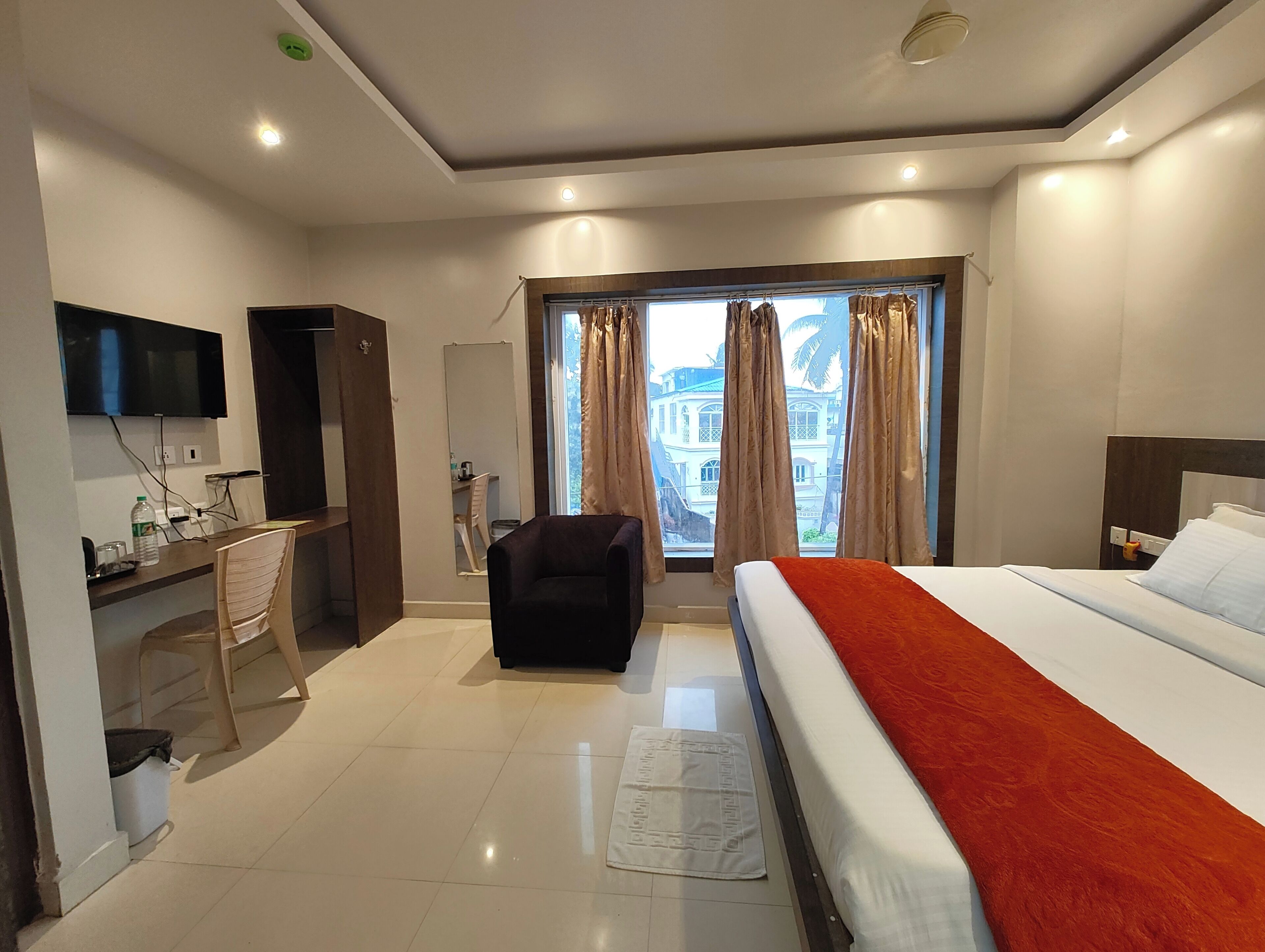 Habitació doble Deluxe, diversos llits, aire condicionat | Roba de llit hipoal·lergògena, escriptori i wifi gratuïta 