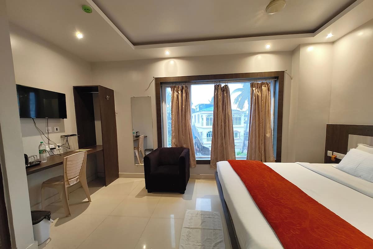 Deluxe Double Room, Multiple Beds, Air conditioning | Hypo-allergenic bedding, desk, free WiFi