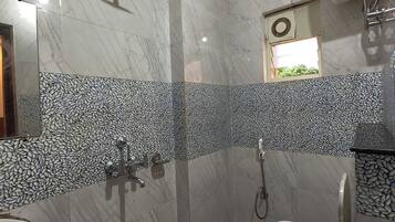 Buồng tắm vòi sen, vòi sen phun mưa, khăn tắm, xà phòng