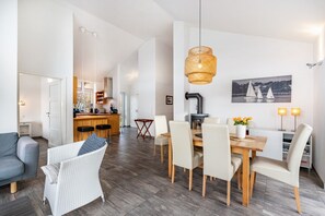 Dining - Holiday Home 'Schilfuferhaus' with Sea View, Private Terrace and Wi-Fi (Kosel)