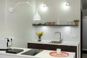 Réfrigérateur, four à micro-ondes, un four, surface de cuisson