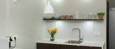 Jääkaappi, mikroaaltouuni, uuni, liesi