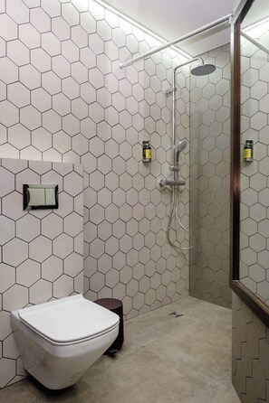 Shower, hair dryer, towels - Garden Suite – Freyja Suites (Reykjavík)