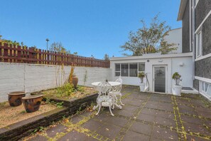 Outdoor dining - Family Garden Suite – Freyja Suites (Reykjavík)