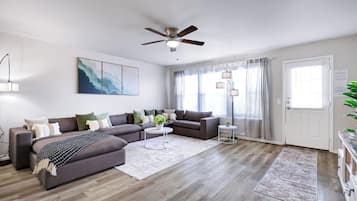 Smart TV, futbolito, tenis de mesa y oficina