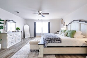 5 bedrooms, desk, iron/ironing board, free WiFi - Hot Tub Nr Sea World Yard BBQ Swing Set Game Room (San Antonio)